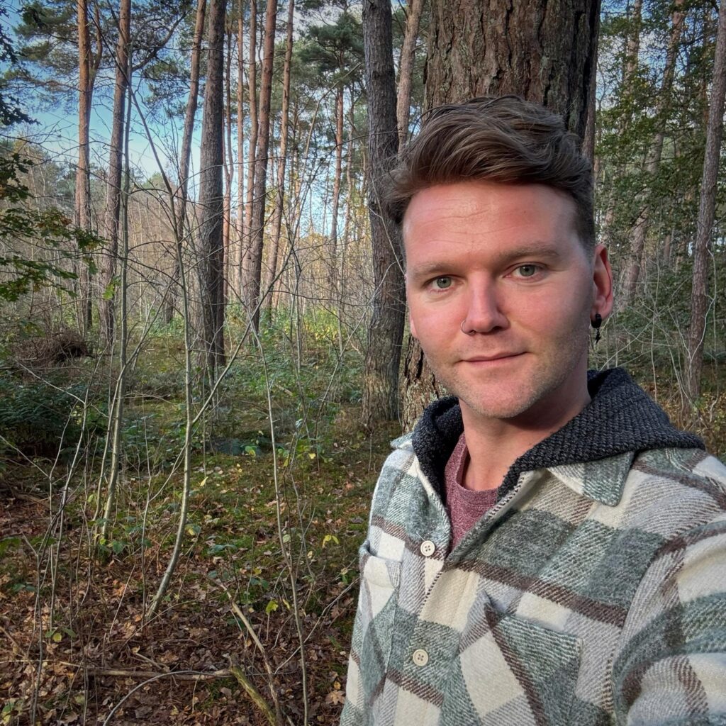 Riko Winter houdt zich bezig met spiritualiteit, bewustzijn, ontwikkeling. Leven op het water en in een camper. Online Cursus. Likotasji.