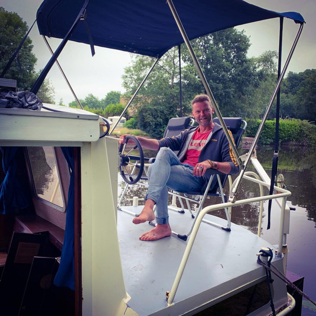 Wonen op een boot met Riko van Likotasji - Spiritual Academy. Leven in en camper. Holistische, spirituele en energetische benadering en aanpak.