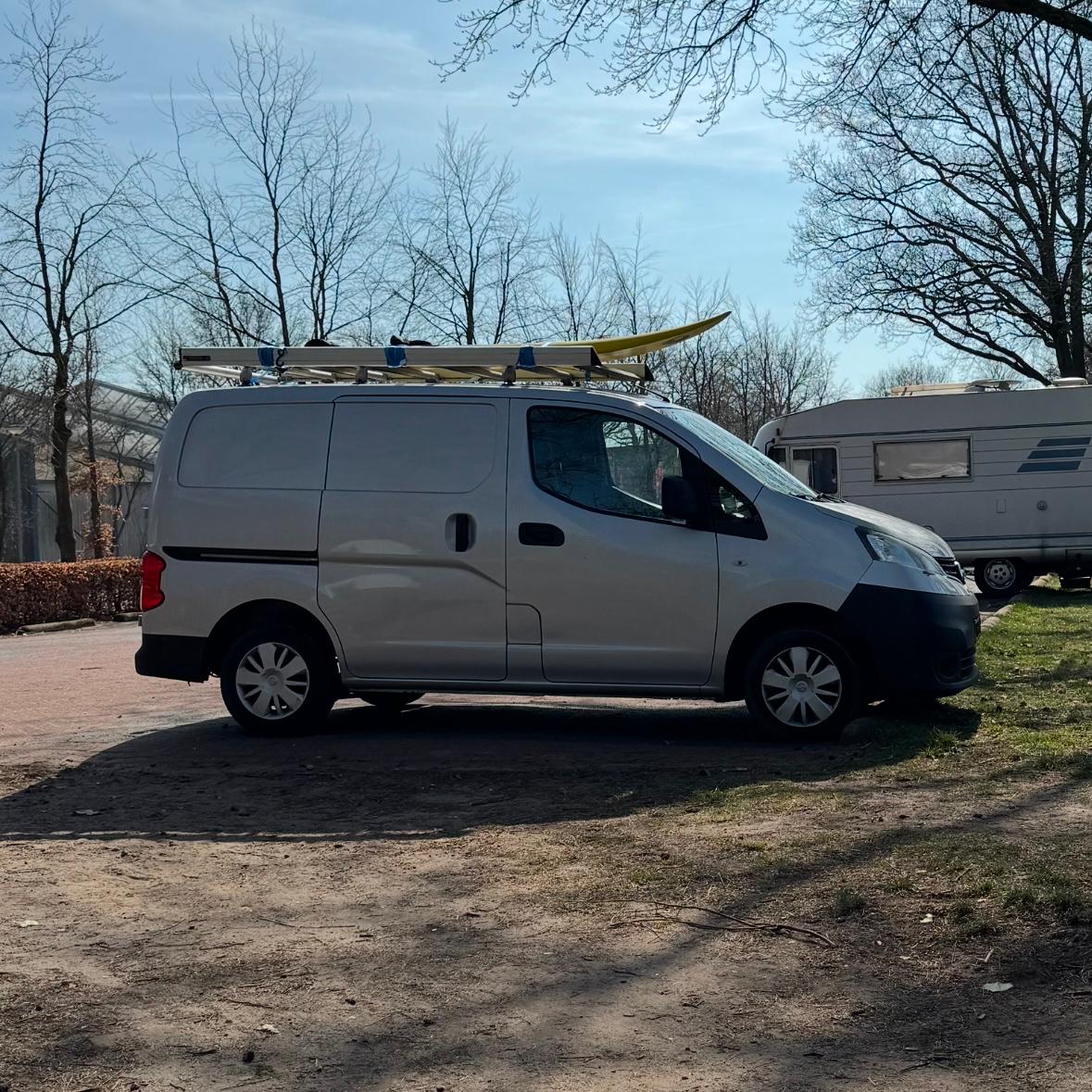 Mag je het tussenschot van een bus verwijderen? Wat zijn regels en voor- en nadelen?